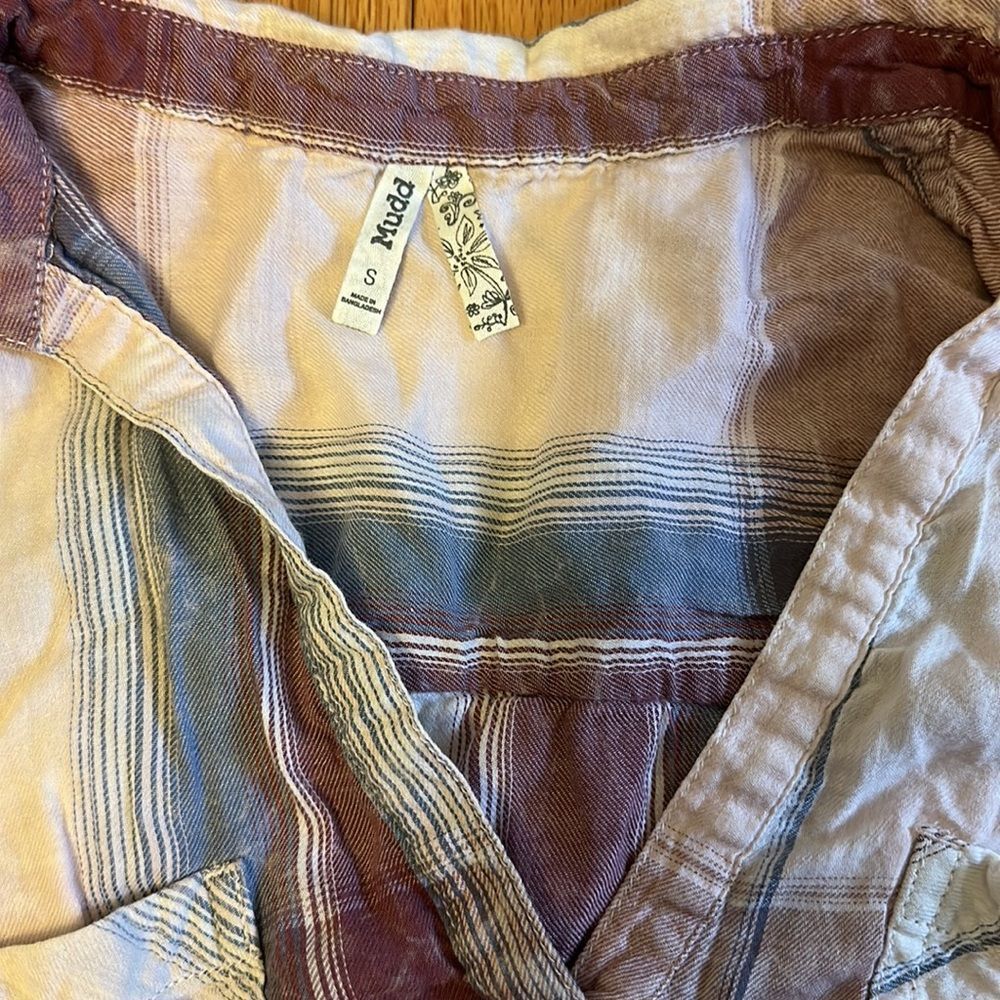 MUDD collared v-neck - Picture 3 of 3